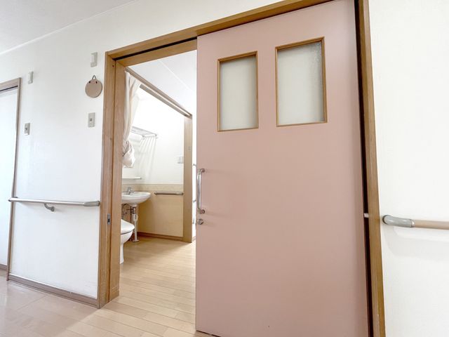 優雅な扉がある廊下 廊下 落ち着いた雰囲気の廊下は、扉の開閉もしやすく、利用者が安全に移動できる環境です。