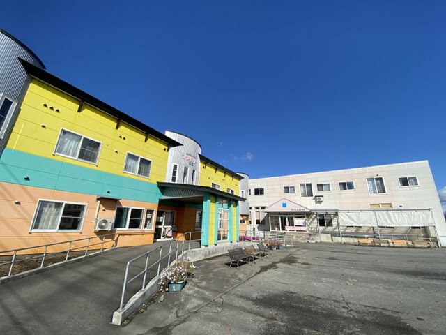 カラフルな外観の建物 外観 カラフルな壁が特徴的な建物です。働く環境の雰囲気が明るく感じられ、快適な職場をお考えの方におすすめです。