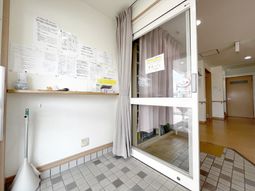 通知が掲示された入口