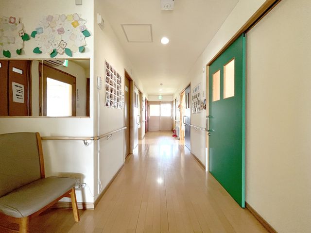 明るい廊下 廊下 広い廊下は自然光に恵まれています。壁のアートがある和やかな雰囲気です。