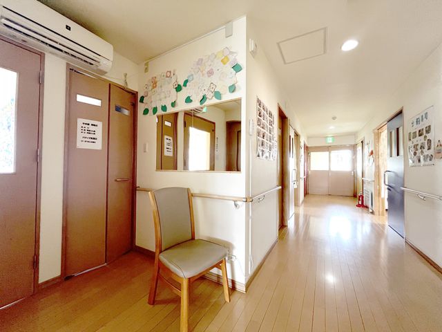 廊下 廊下 明るく広々とした廊下です。壁には様々なアート作品が飾られ、雰囲気が和やかです。