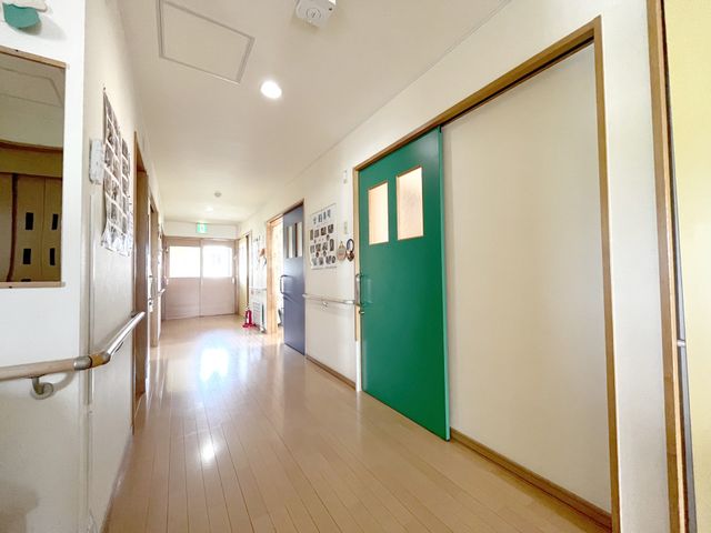 明るい廊下 廊下 清潔感あふれる廊下は、自然光が差し込み明るい印象です。職員の行き来もスムーズに行えます。