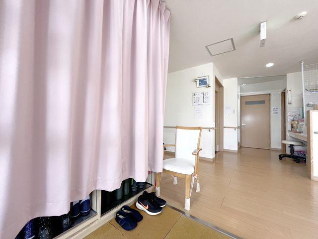 明るい室内空間 内観 自然光が入る明るい空間で、快適に過ごせます。廊下は広々としていて動きやすいです。