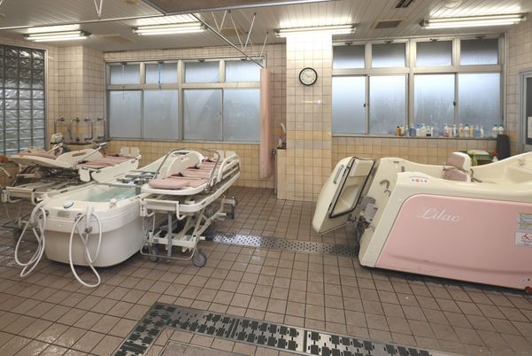 機能的な設備の浴室