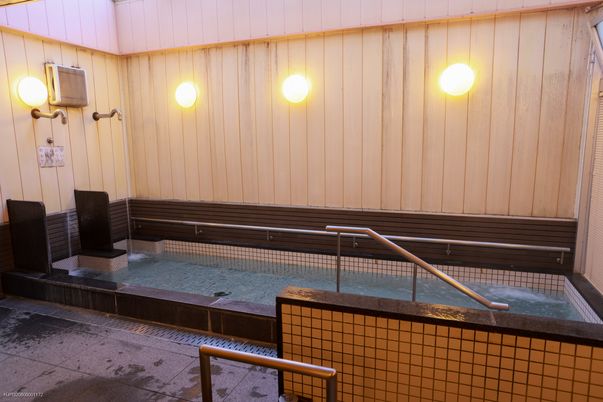 手すり付きの温水浴槽