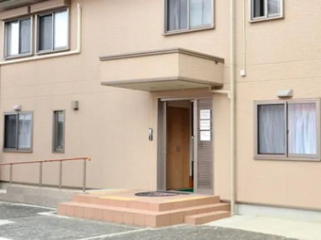 入口のある建物外観 外観   ベージュの外壁が落ち着いた印象の建物です。段差を抑えた入口まわりで、出入りしやすそうです。
