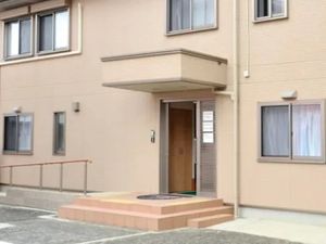 施設の玄関外観  