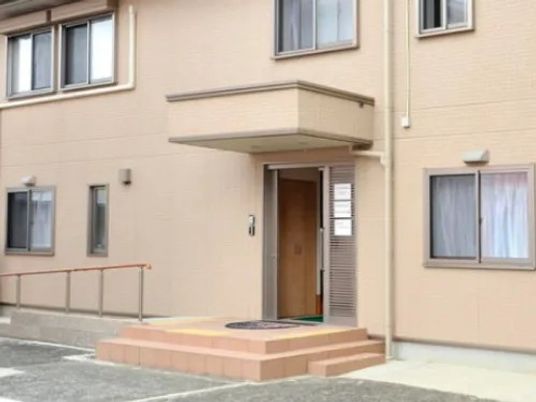 施設の玄関外観  