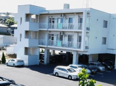 駐車場のある建物外観