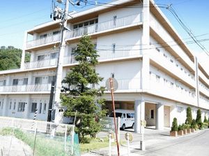 大きな建物と植栽の外観