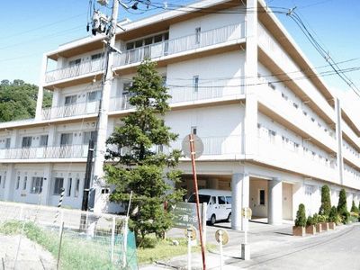 大きな建物と植栽の外観