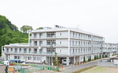 白い建物の外観