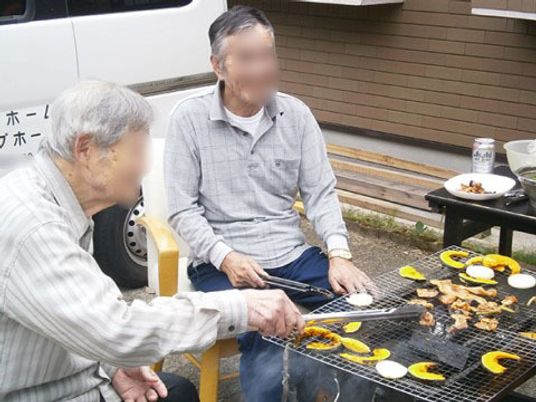 バーベキューを楽しむ人々