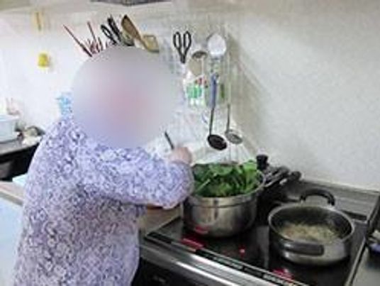 キッチンでは女性入居者が張り切って野菜をゆでている。