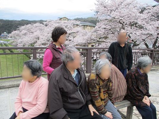 桜並木を背景にした屋外