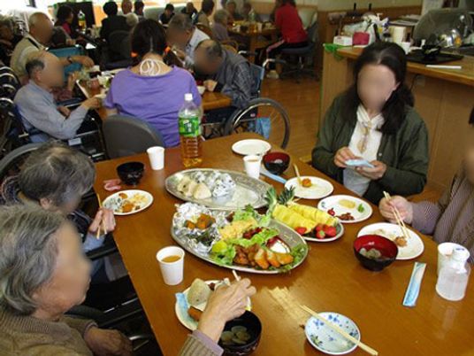食事を共にする人々