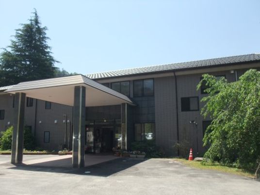 施設の明るいエントランス