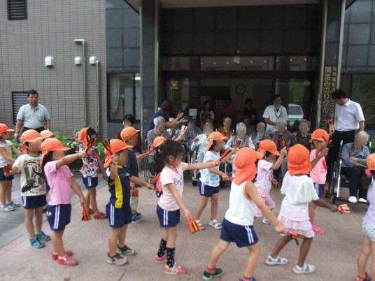 子どもたちと交流する施設前