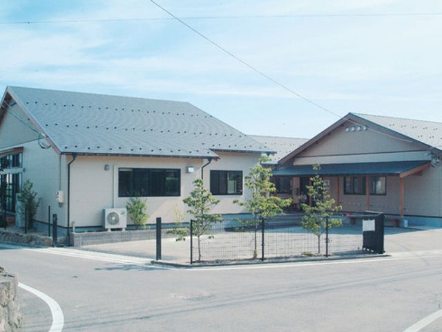 ゆったりとした外観 外観 ゆるやかな斜面に面した明るい建物です。緑も植えられ、穏やかな雰囲気をお楽しみいただけます。