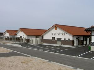 明るい庭の見える施設