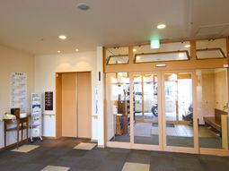 明るいエントランスの様子