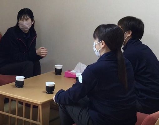 スタッフ同士で意見交換