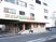白い建物のエントランス