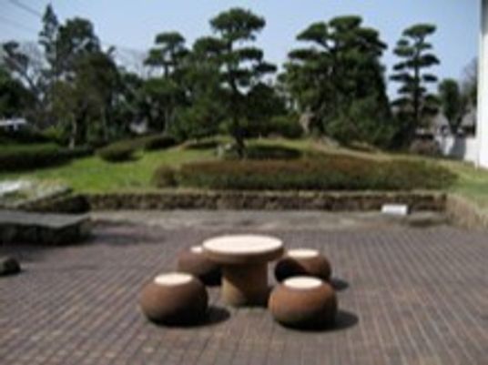 中庭の円形ベンチ
