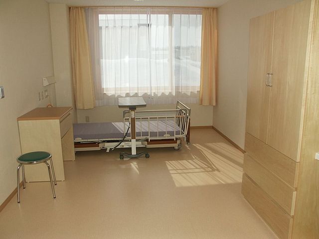 ベッドと明るい居室 居室 日当たりの良い居室は、落ち着いた空間で快適な生活をサポートします。