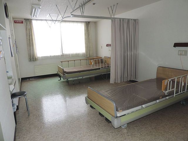 明るい二人部屋の居室 居室 大きな窓から自然光が入る、落ち着いた雰囲気の二人部屋です。カーテンでプライバシーも確保されています。