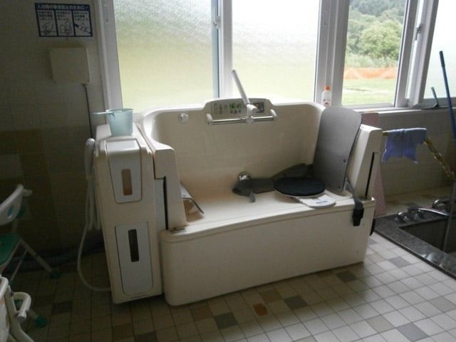 浴室の介助用浴槽 浴室   窓から自然光が入る浴室で、介助用の浴槽が設置されています。安全に入浴できるよう、座ったまま使えるつくりです。