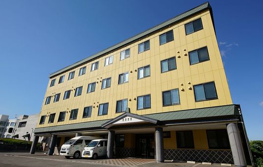 明るい施設の外観