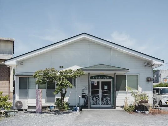 白い建物の外観  