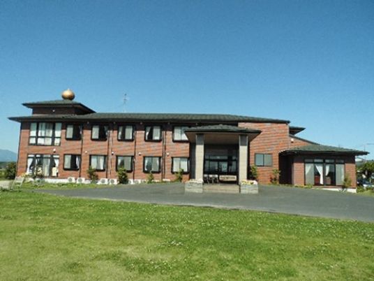 緑あふれる施設の外観