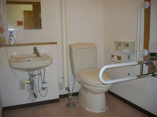 バリアフリー設計のトイレ