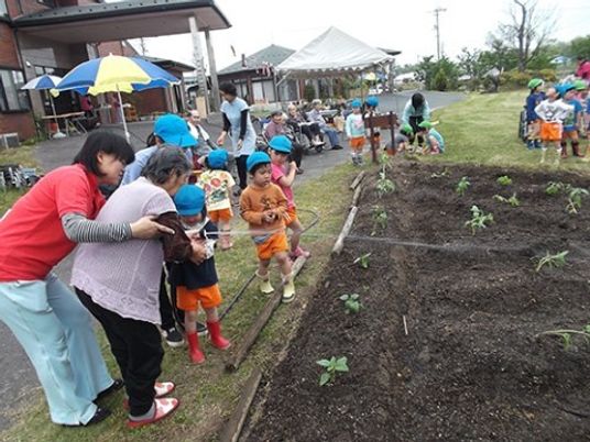 中庭での園芸活動