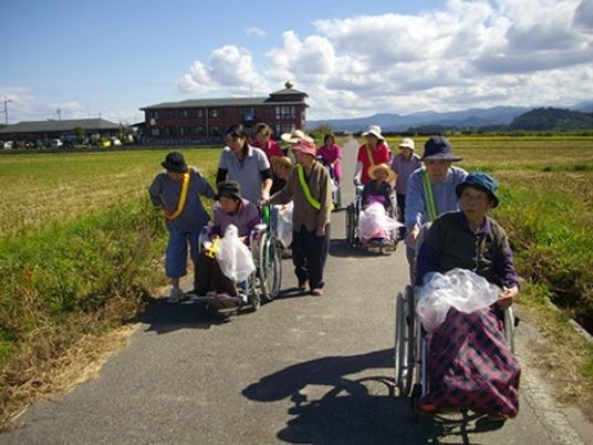 散歩する人々と自然