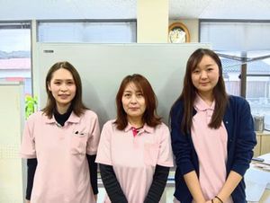 スタッフが並ぶラウンジ  