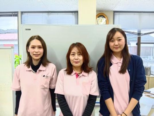 スタッフが並ぶラウンジ  