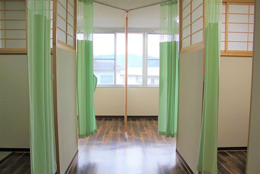 日差しの入る廊下