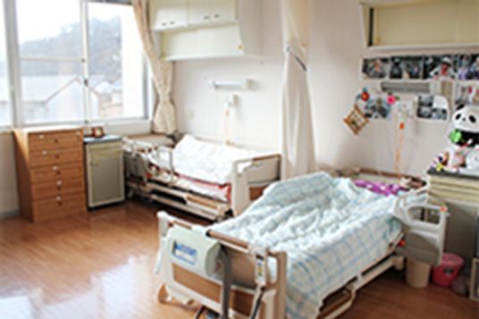 窓際の明るい居室