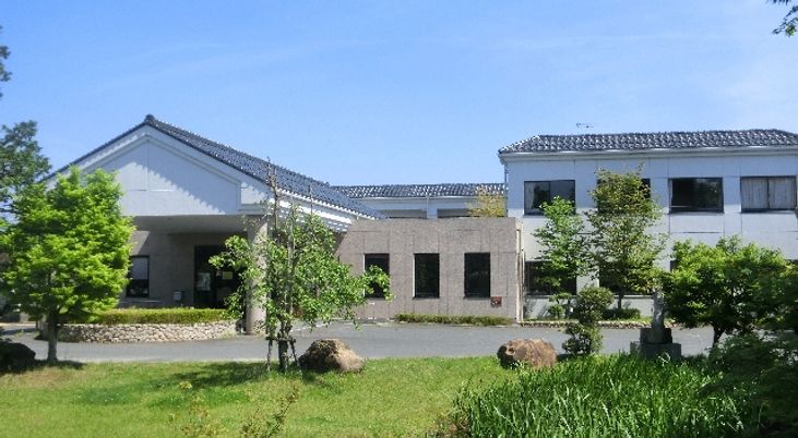 緑に囲まれた建物外観