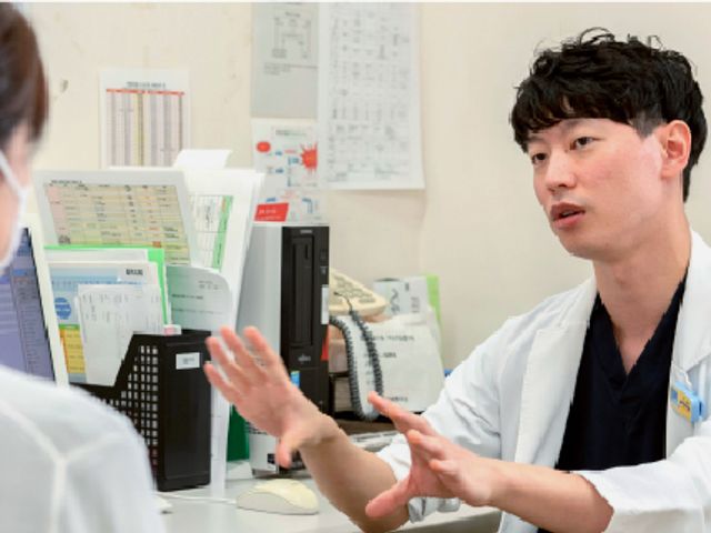 相談をするスタッフ スタッフイメージ スタッフが真剣に相談に応じています。丁寧な対応で安心して働ける環境が整っています。