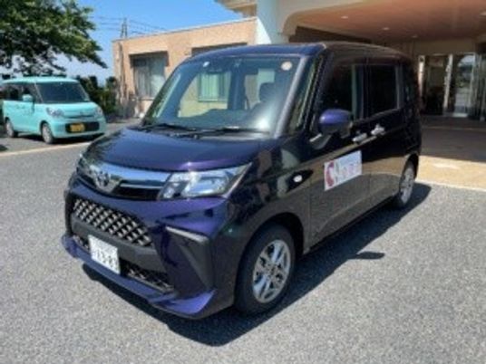 送迎車が停車する外観  