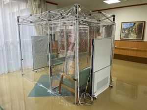 透明囲いの訓練機器室  