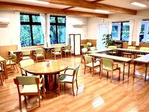 明るい食堂の広い空間  