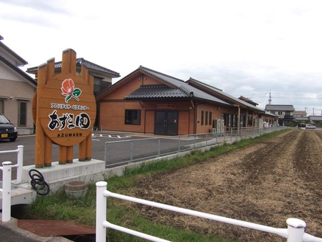 安らぎの空間 提供施設 外観 木造の暖かみが感じられる建物です。周囲には自然が豊かで、穏やかな時間が流れている様子が伝わります。