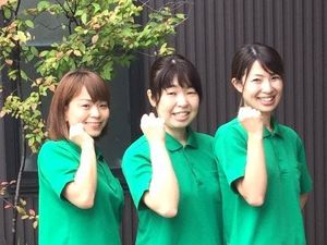 笑顔のスタッフ3人  