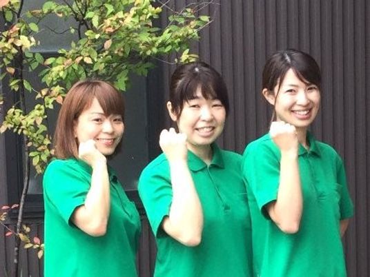 笑顔のスタッフ3人  