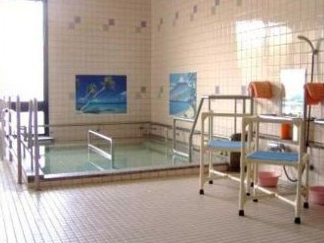 清潔感ある浴室 浴室 広々とした明るい浴室です。設備が整っており、安心して入浴をサポートできます。